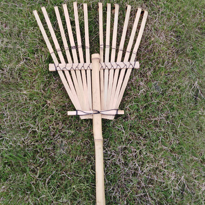 La pelouse en bambou légère de jardin de râteau de Gress assemblent vite le râteau 32cm de feuille