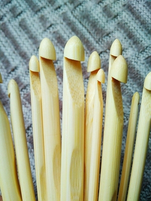 Le crochet de crochet en bois en bambou de cadeaux faits main a placé la surface douce légère