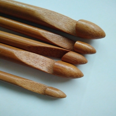 Le crochet de crochet en bois en bambou de cadeaux faits main a placé la surface douce légère