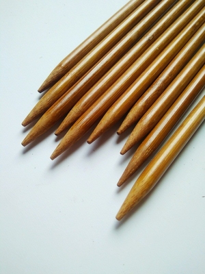 Les aiguilles de tricotage circulaires en bambou de chandail font du crochet le crochet le double que doux s'est dirigé