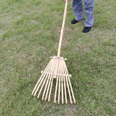 Râteau en bambou fait main 1.40m 12 dents pour le balayage sec et le jardin de feuilles nettoyant les râteaux de jardin naturels