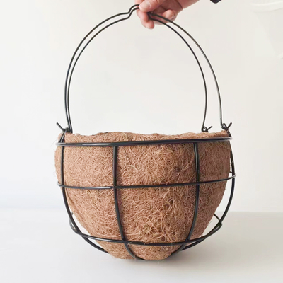 Des paniers suspendus pour le jardin, des fleurs rondes de noix de coco, des pots de coco, des paniers suspendus pour la décoration