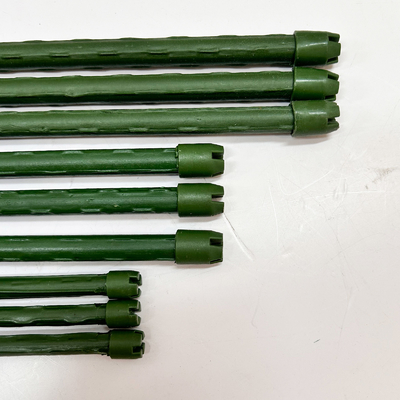 Des piquets de jardin pour la culture de plantes grimpantes, de plantes en pot, de tomates et d'arbres